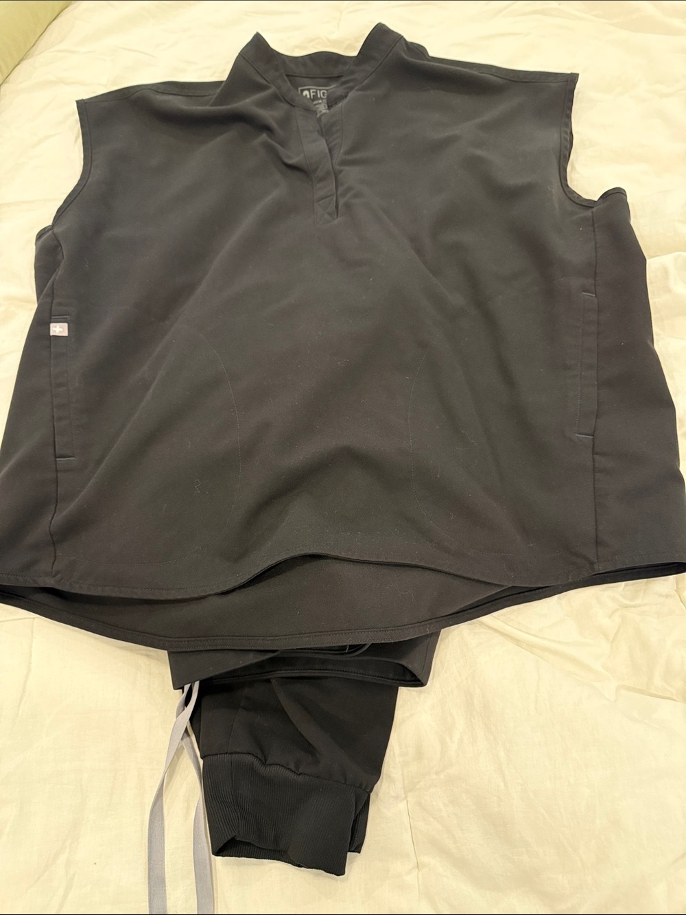 Figs scrub set in black.
